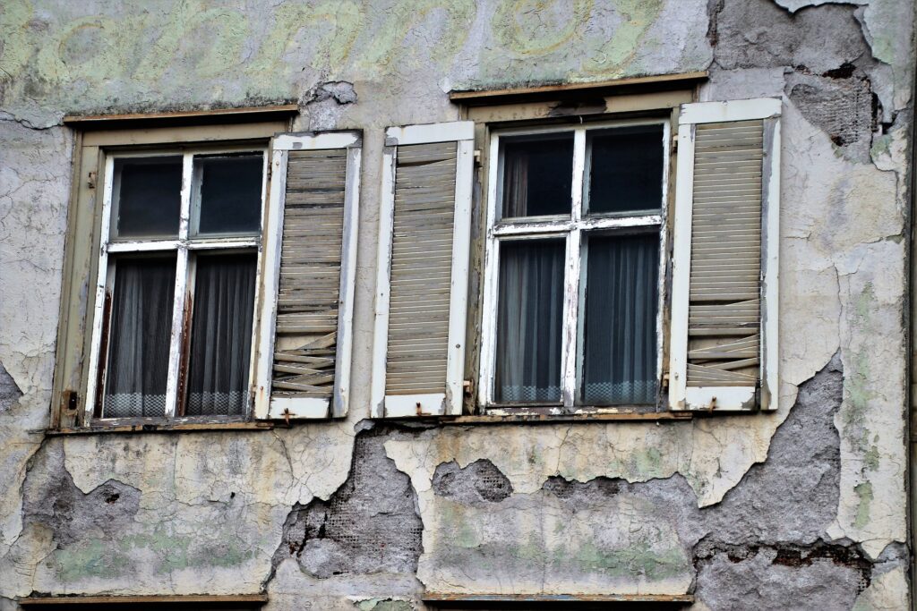 Edificio con deterioro en su fachada y estructura que ilustra la necesidad del reciclaje de edificios.